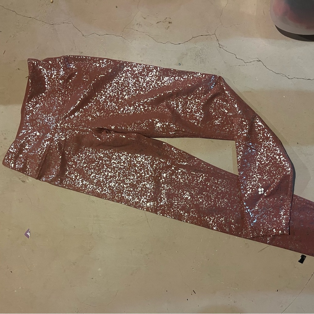 Sweaty Betty Full Length Lycra style leggings in Dusty Pink with silver.
